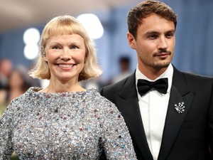 Pamela Anderson brutálisan rövid hajjal érkezett a Met-gálára, és nem is akárki ez a sármos fiatal férfi mellette