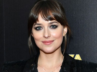 Dakota Johnson végre elhagyhatta a házat, azonnal pompás Gucci ruhába bújt