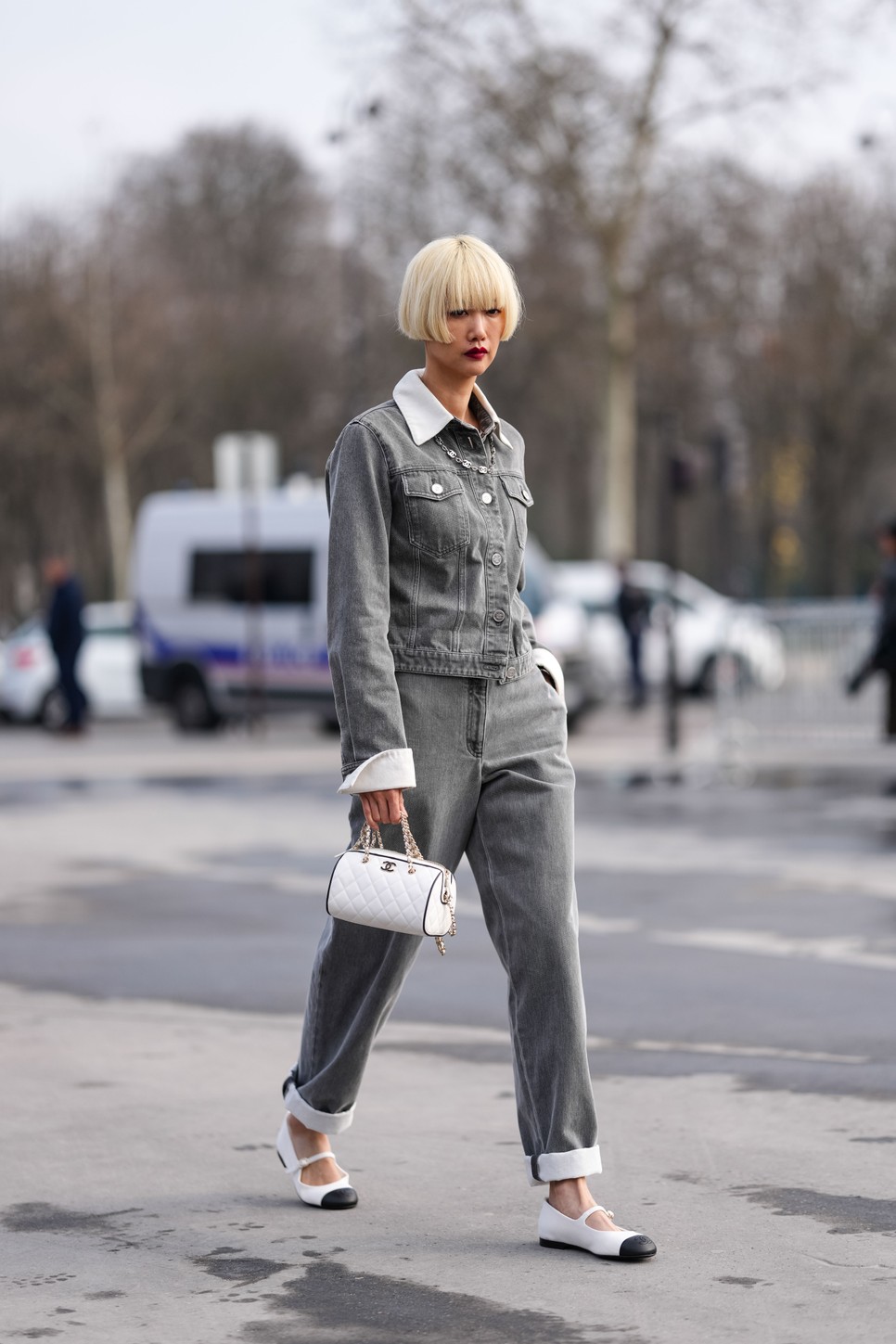 A szürke monokróm szetteknél 2025-ben nem választhatsz stílusosabbat!