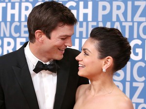 Elolvadunk! A csókkamera megtalálta Ashton Kutchert és Mila Kunist