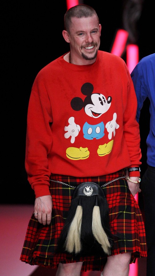 Bemutatói sokkolták, meglepték, elbűvölték a közönséget. Drámaiságot és extravaganciát vitt a kifutóra. Inspirációt merített tradícióból, történelemből, távoli kultúrákból, filmekből. Fantáziájának semmi nem szabott határt. Már öt éve nincs köztünk Alexander McQueen.