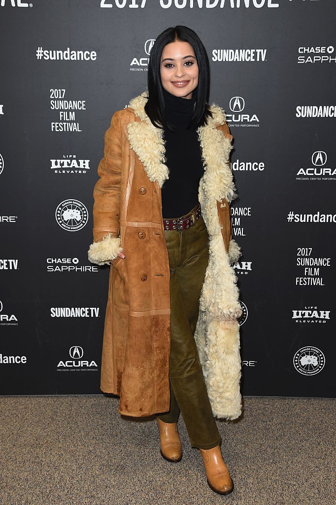 Alexa Demie a 2017-es Sundance Filmfesztivál vörös szőnyegén, ahol egy vintage hangulatú irhakabátban és vagány bőrnadrágban pózolt a fotósoknak.