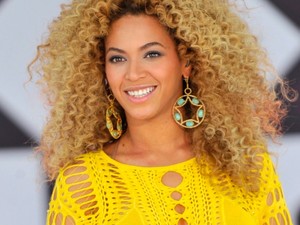 Göndör a hajad? Te magad is könnyen vághatsz belőle otthon - Mutatjuk hogyan