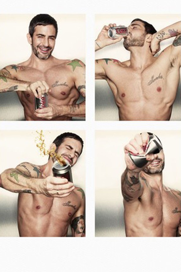 A kigyúrt Marc Jacobs ünnepli a 30 éves Diet Coke-ot
