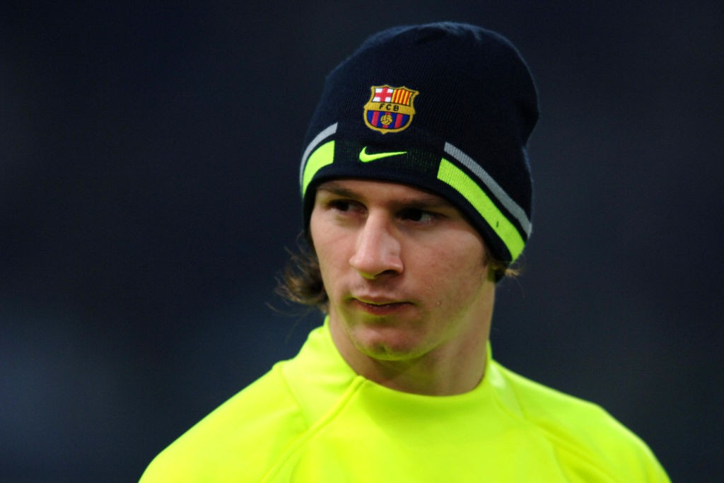 A téli hideg ellen a klubja címerével ellátott sapkában védekezett Lionel Messi 2005. december 7-én, mielőtt a Barcelona színeiben pályára lépett volna az Udinese ellen.