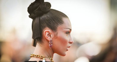 Bella Hadid göndör kontya a tavasz legjobb frizurája!
