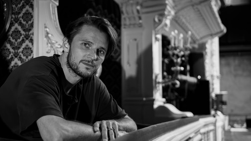 Tasnádi Bence: „A mai napig zavarba jövök, ha bele kell néznem valamelyik színésztársam szemébe"