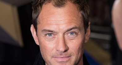 Jude Law tökéletes felsőtesttel pózol a strandon