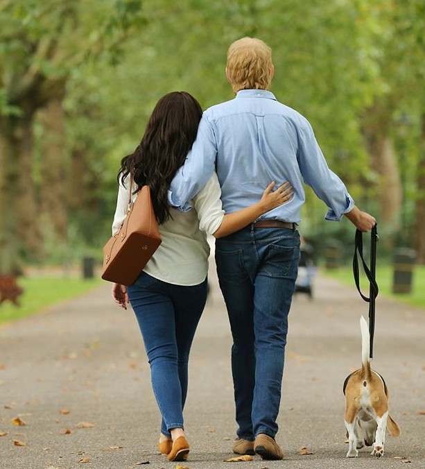 Meghan Markle és Harry herceg sörözgetnek, kutyát sétáltatnak és taxiznak, de van itt egy kis bökkenő