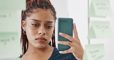 Lehet, te is szenvedsz tőle, és még csak nem is tudsz róla: ez a rivaldafény-effektus, ami milliók életét megnehezíti