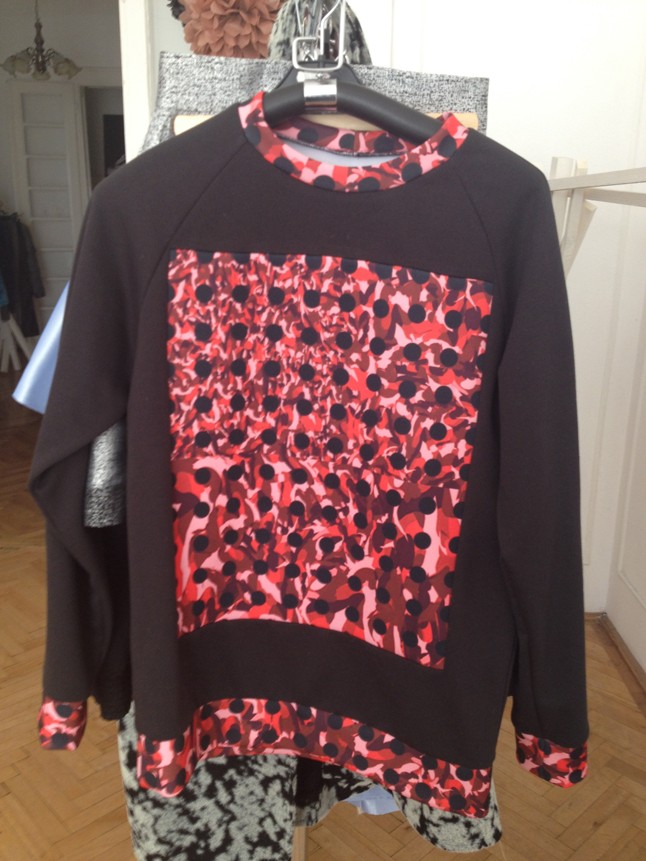 Ma már a pulcsi az új dzseki és blúz, hiszen szoknyával éppen úgy lehet párosítani, mint nadrággal. Kata továbbra is izgalmas digitális nyomatokkal teszi felismerhetővé a darabjait