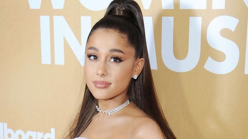 Na ne! Ariana Grande közösen tetováltatott a 93 éves nagyijával