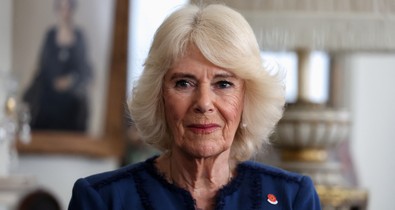 Ezt nem láttuk jönni: Kamilla királyné is belekóstolt a meztelenruha-trendbe