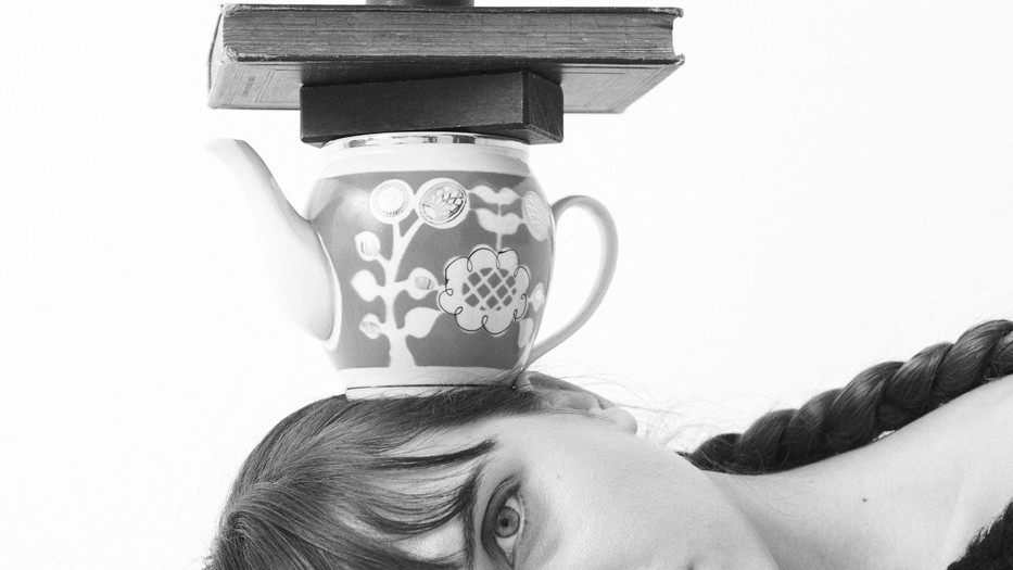 Eke Angéla egyszemélyes darabjában, az Én, Iphigénia-ban egy történetet három különböző rendezői szempont szerint nézhet meg a közönség