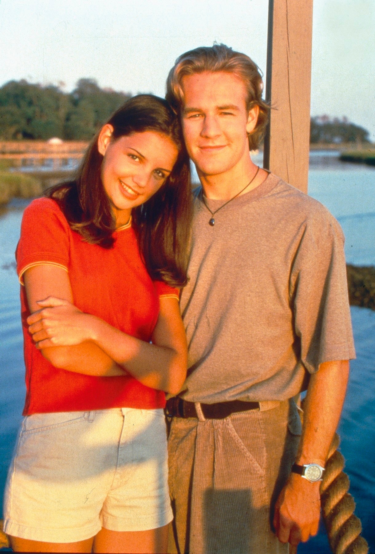 James Van Der Beek 1998-ban a Dawson és a haverok forgatásán, kolléganője, Katie Holmes mellett Észak-Karolinában. Akkor indult a sorozat első évada, és a színész egy csapásra generációjának egyik legismertebb arcává vált. Sokan ebből az időszakból őrzik az első emlékeiket róla.