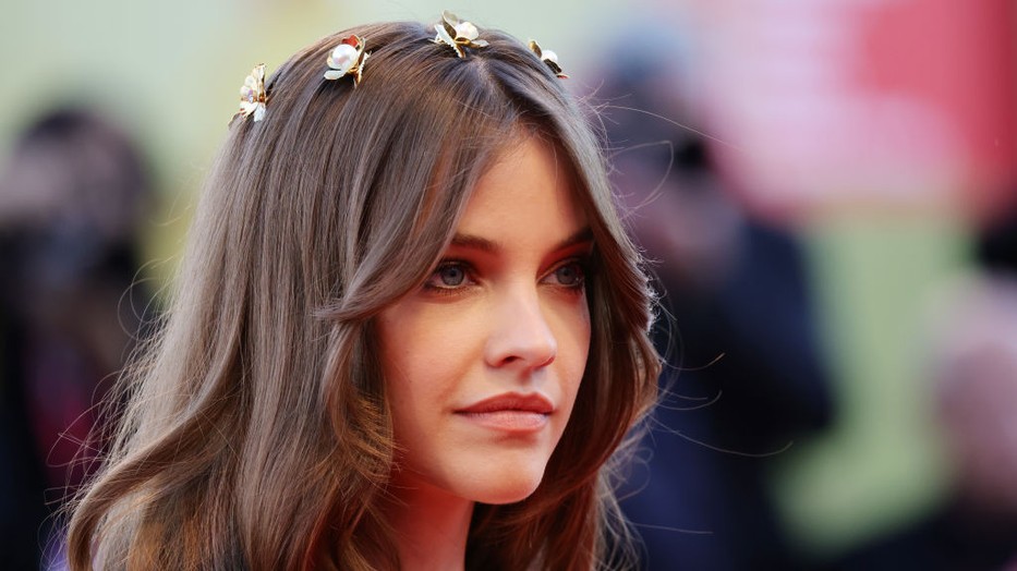 Jól látjuk, hogy érintetlen Palvin Barbara pezsgős pohara?