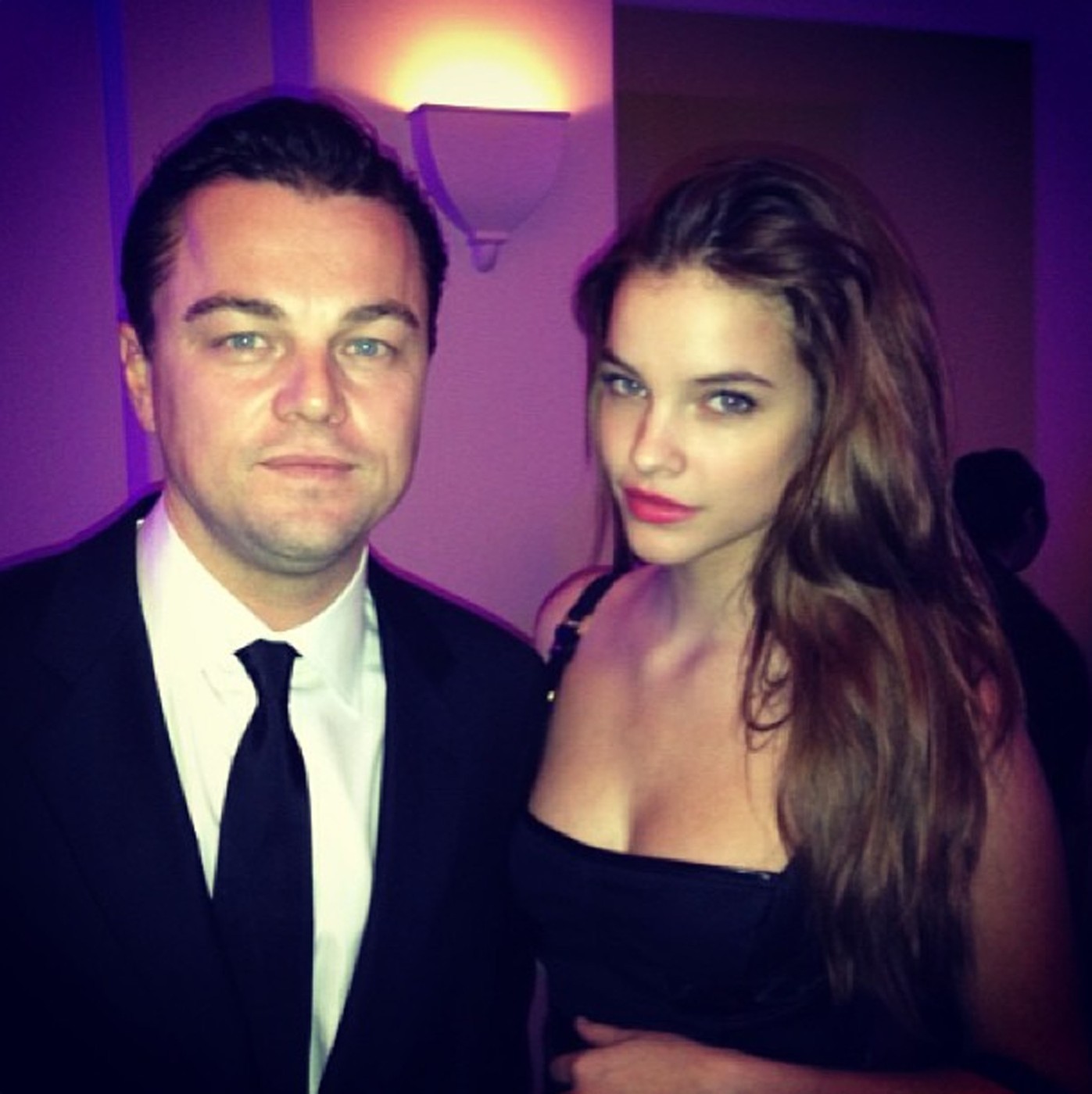 Közös fotó Leonardo DiCaprióval: A 2013-as Golden Globe-díjátadó after partiján készült ez a közös fotó Palvin Barbaráról és Leonardo DiCaprióról. A kép óriási figyelmet kapott a nemzetközi médiában, hiszen DiCaprio híres arról, hogy fiatal modellekkel randizik. Bár a találkozás csak egy baráti pillanat volt, az biztos, hogy egy életre bevésődött a világ emlékezetébe - elvégre nem egy megszokott dolog a Titanic sztárjával szelfizni, nem igaz?