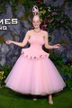 Elle Fanning különleges ruhában és avantgárd kalapban érkezett a londoni eseményre.
