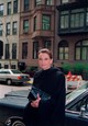 Audrey Hepburn New York utcáin, egy fekete köpenybe burkolózva. Egyszerre volt visszafogott és elegáns – pont úgy, ahogy mindig is emlékezni fogunk rá.