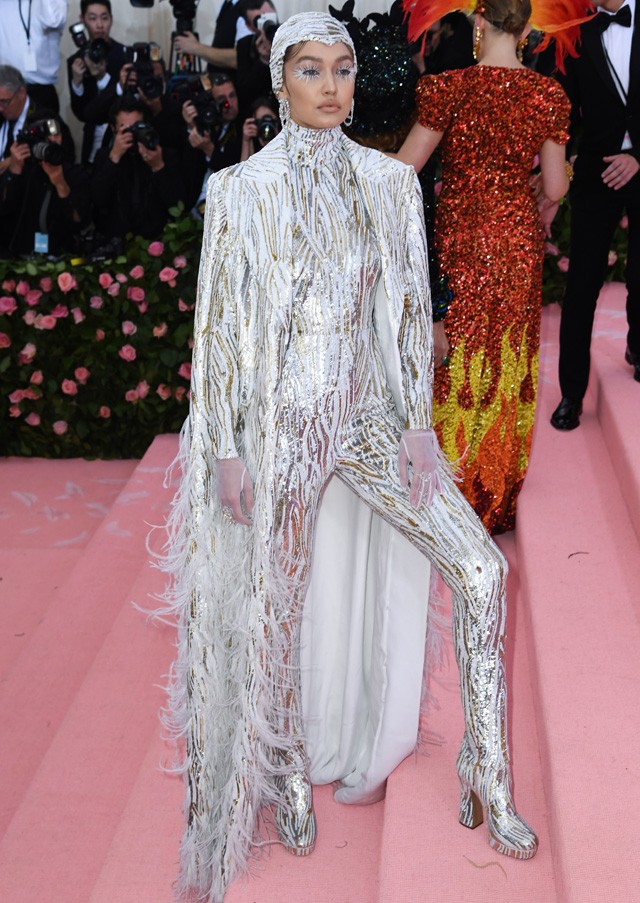 Gigi Hadid tollas köpennyel kiegészített, arany-ezüst Michael Kors kezeslábasa egészen hihetetlen darab volt