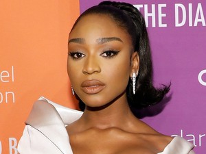 Normani felfújt cicijei majd szétrobbantak a vörös szőnyegen