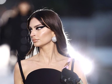 Emily Ratajkowski átlátszó ruhában szabadította fel testét a Vanity Fair Oscar-partiján
