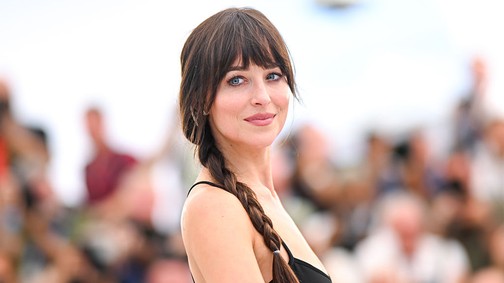 Dakota Johnson elhozta a világ legzavarbaejtőbb dekoltázsát: komoly bátorság kellett ehhez a Ferragamo ruhához
