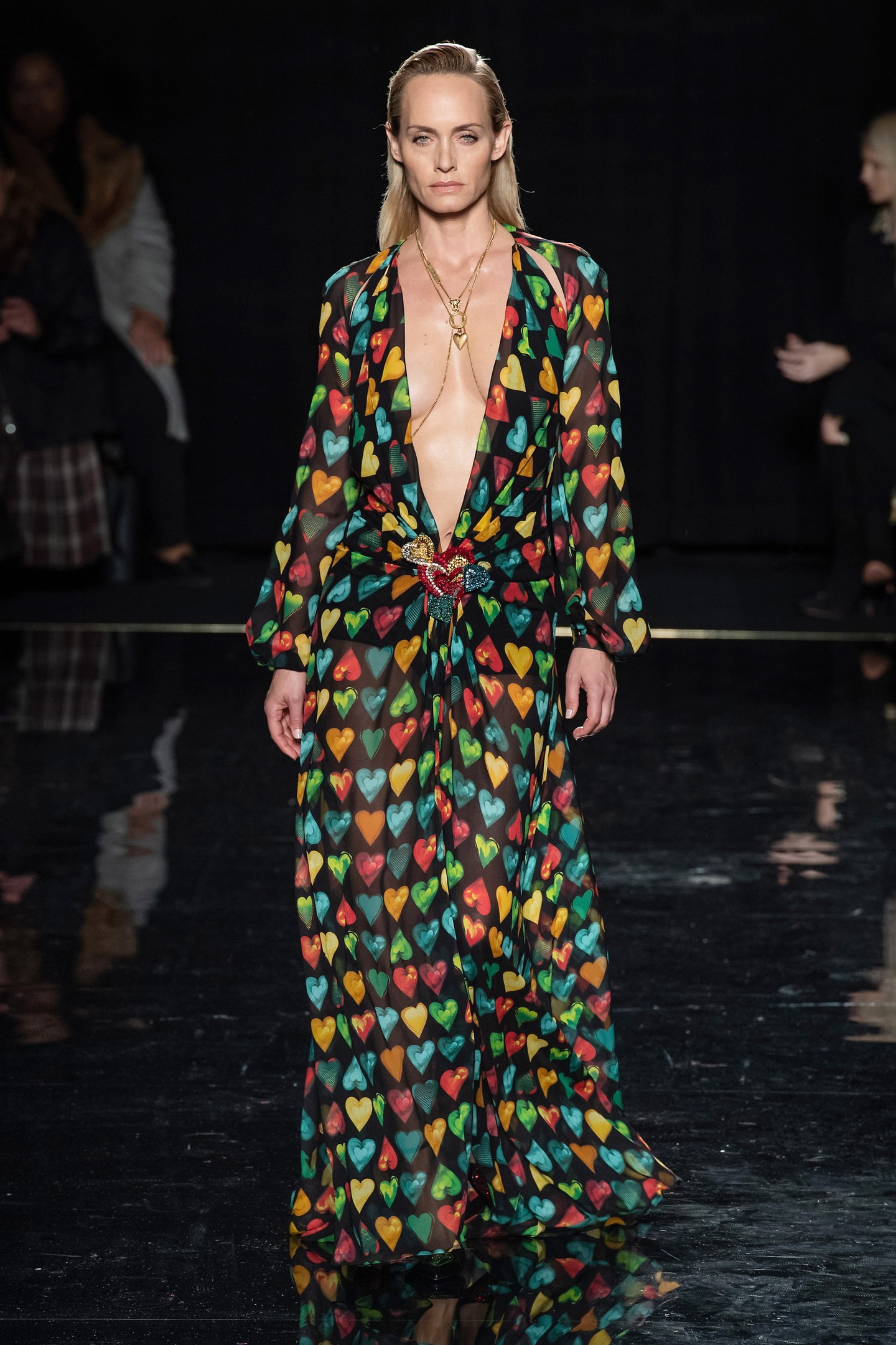 Amber Valletta szupermodell Donatella Versace Jim Dine ihletésű szívmintáját viselte, hogy lezárja a divatház 2019-es őszi bemutatóját New Yorkban.