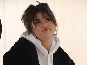 A Télapónak nincs akkora puttonya, mint amekkorát Selena Gomez cipel