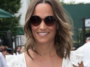Pippa Middleton csodálatos fehér ruhában mutatta meg kerekedő pocakját!