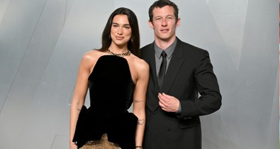 Dua Lipa és Callum Turner forró csókja csak úgy perzsel, nászútjukon romantikáztak a friss házasok 