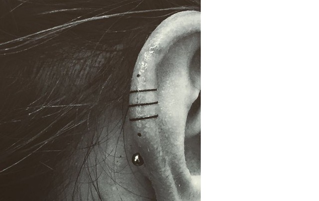 Új tetkótrend: Fülbevaló helyett fültetoválás