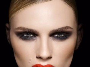 Divattörténeti pillanat: transznemű modell nagy kozmetikai szerződést kapott!