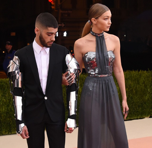 Szegény Zayn Malik a robotkarokkal úgy áll ott, mint az ovis, akinek megmondták, hogy a jelmezbál 10 perc múlva véget ér