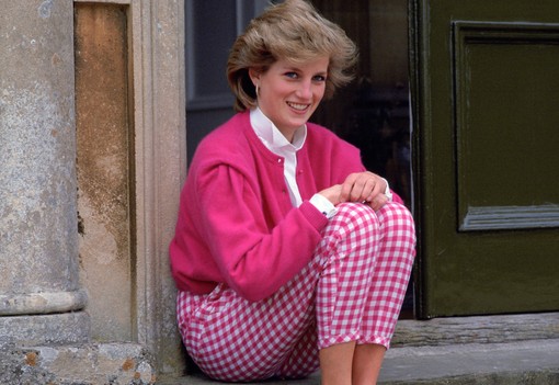 Visszatért Diana hercegné kedvenc divat trükkje, valami eszméletlenül csodás lábakat varázsol