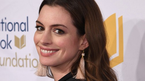 Új hajszínre váltott Anne Hathaway, és sajnos nem áll neki annyira jól