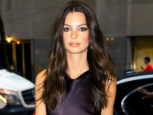 Hű: Emily Ratajkowski elég furcsán nézne ki rövid göndör hajjal