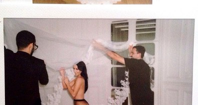 Kim Kardashian topless fotóval köszöntötte fel a tervezőt