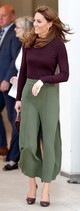 Kezdjük is a stíluskirálynővel: Katalin hercegné 2019 októberében egy olivazöld nadrág és egy padlizsán lila pulóver mellett döntött, egy színben hozzá tökéletesen passzoló cipővel. Az olíva színű nadrágok előnye, hogy sokoldalúak és semlegesek, így sokféle árnyalatú pulóverrel, pólóval és blézerrel kombinálhatók.