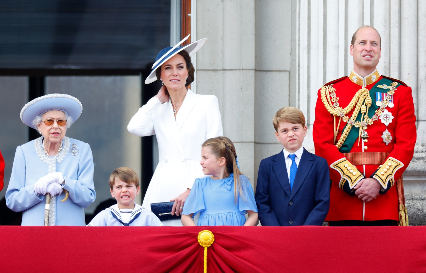 Együtt a család Erzsébet királynő platina jubileumán, a Trooping the Colour ünnepségen 2022-ben a Buckingham-palota erkélyén. Lajos herceg, Sarolta hercegnő és György herceg minden évben csodálattal nézi az ilyenkor szokásos légiparádét. 