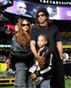 Blue Ivy és Rumi megjelenése: Jay-Z és Beyoncé két lánya, Blue Ivy és Rumi Carter is jelen voltak az eseményen, ami különlegesnek számít, mivel ritkán szerepelnek a nyilvánosság előtt. Mindketten laza, stílusos öltözékben jelentek meg, ami bizonyítja, hogy már most kiemelkedő divatérzékkel rendelkeznek.