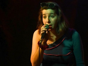 „Nő vagyok, vicces, és nem kérek elnézést” – Ress Abigél felrobbantja a hazai stand-upot