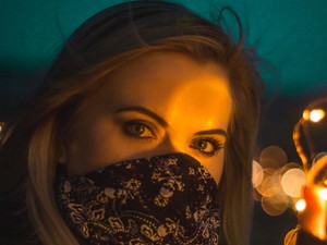 Így készíthetsz varrás nélkül, kendőből szájmaszkot