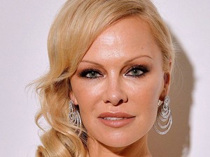 Azta: Pamela Anderson 51 évesen mindenkit lepipált a vörös szőnyegen