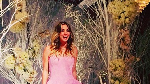 Kaley Cuoco rózsaszínben esküdött szilveszter napján!