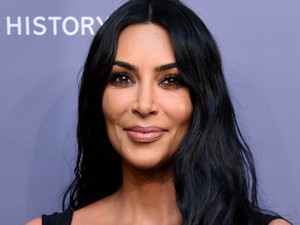 Nem aprózta el: Kim Kardashian rendesen kipakolta melleit az amfAR gálán