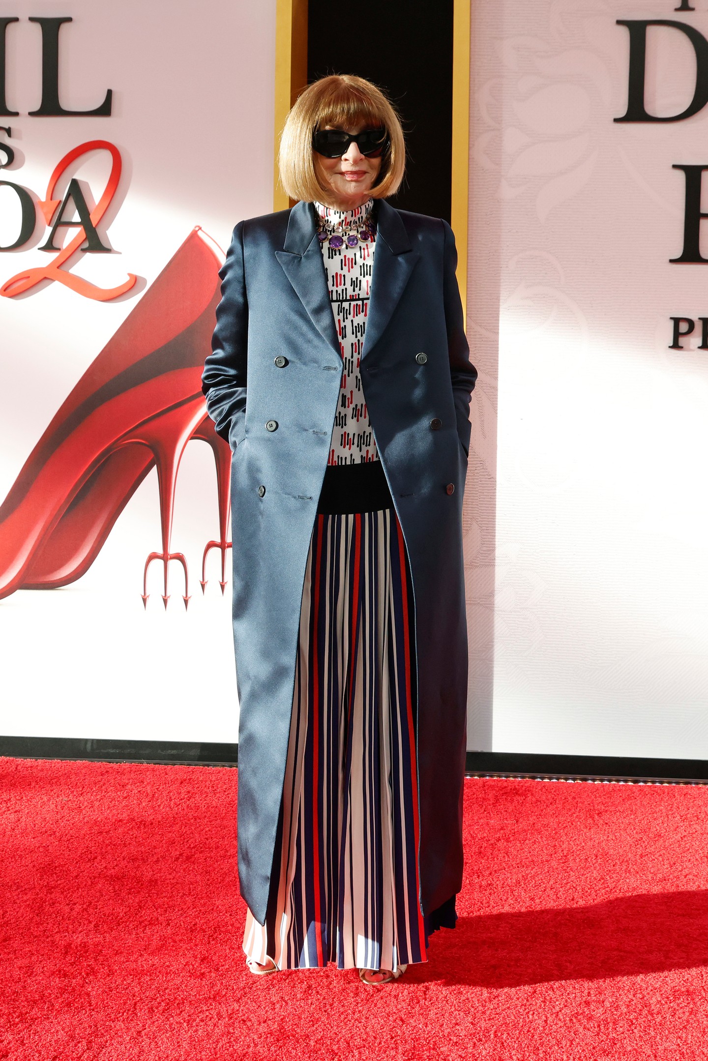 A legendás Anna Wintour, akiről állítólag Miranda Priestly karakterét formázták, természetesen az ikonikus napszemüvegében állta a vakuk fényét