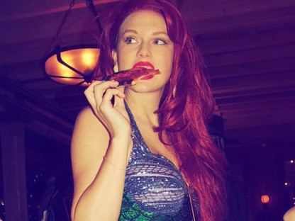 Taylor Swift Arielként ünnepelt az újévet Gigi Hadiddal és Blake Lively-val