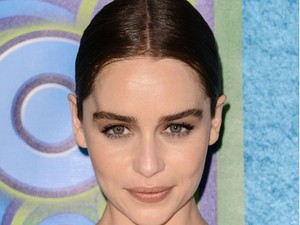 A lány, akit szőke paróka nélkül meg sem ismernek: Emilia Clarke