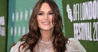 Keira Knightley gyönyörű kismama ebben az igazán egyedi fehér ruhában